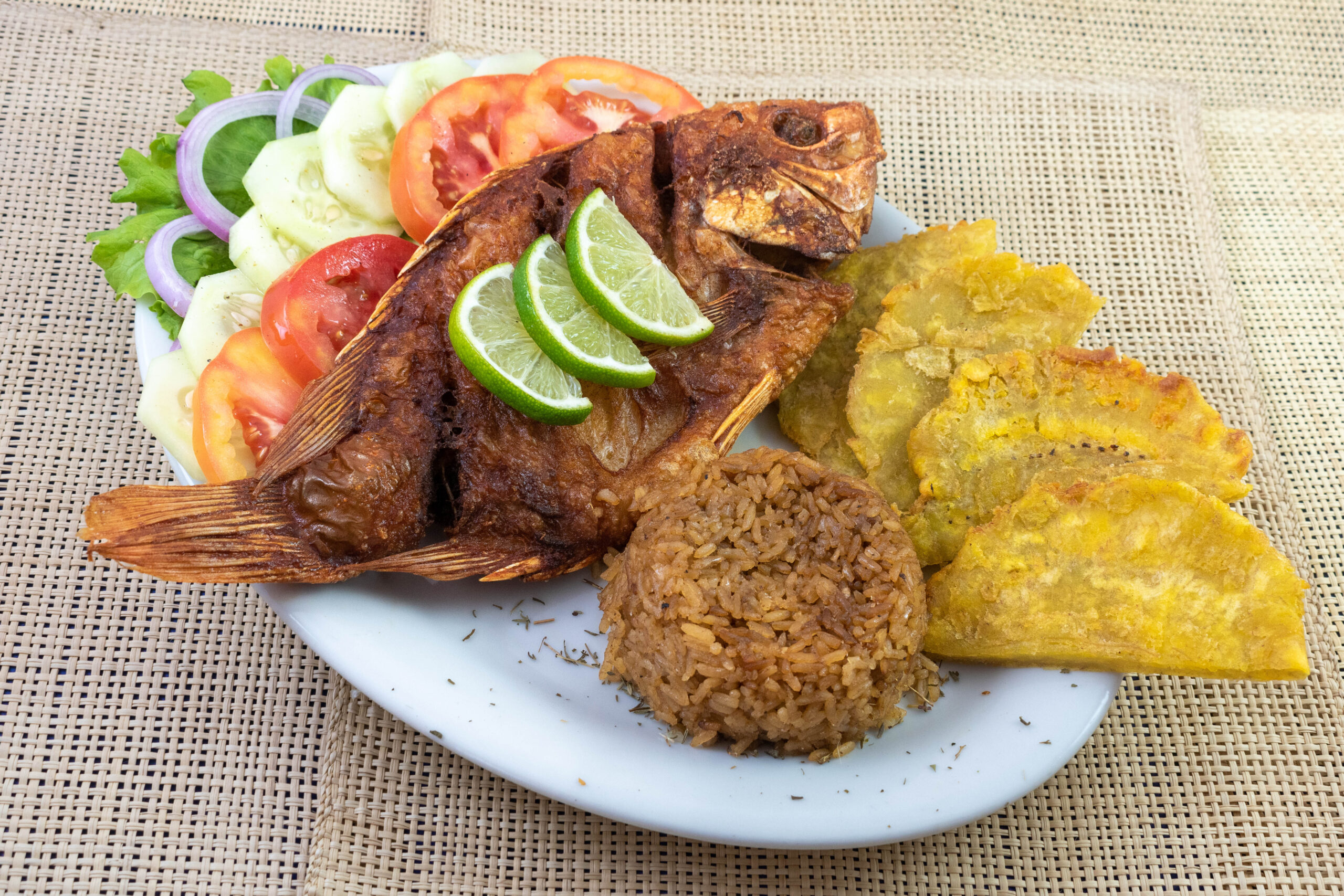 Bandeja Típica de Pescado Mojarra